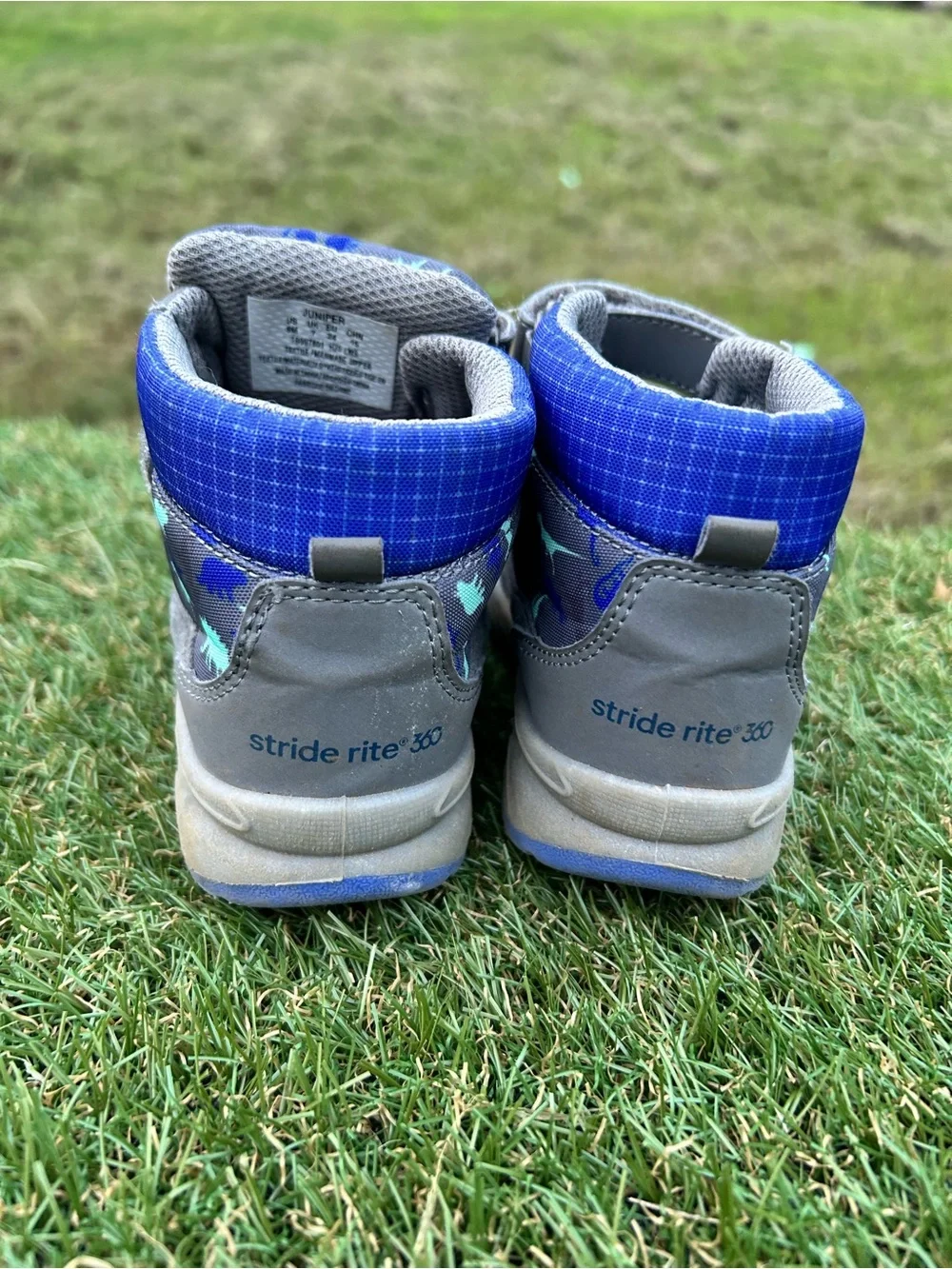 Stride Rite 360 Unisex Kids Size 8, Sneaker Boot in the gray and blue Dinosaur
